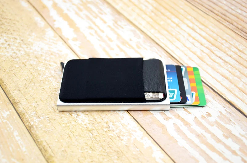 Porte‑Cartes RFID en Aluminium – Mécanisme Pop‑Up Automatique et Pochette Élastique