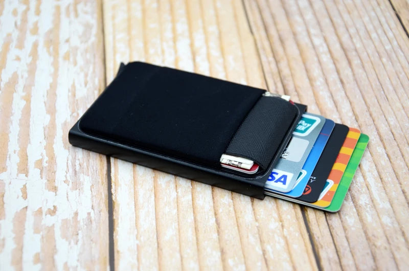 Porte‑Cartes RFID en Aluminium – Mécanisme Pop‑Up Automatique et Pochette Élastique
